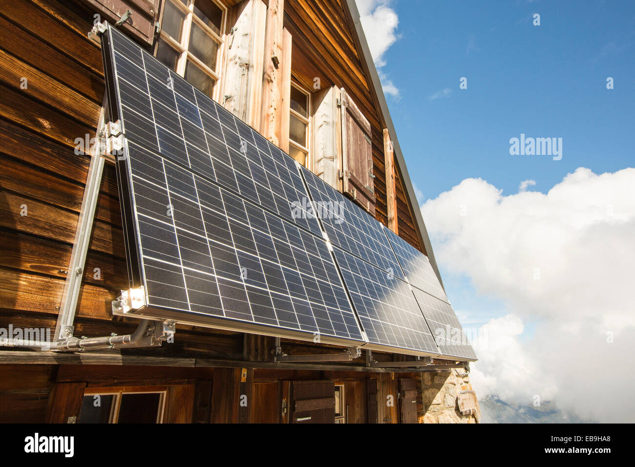 Los paneles solares en la Cabanne D'Orny en los Alpes Suizos, proporcionando electricidad para esta fuera de la red cabaña de montaña a más de 10.000 pies. Foto de stock