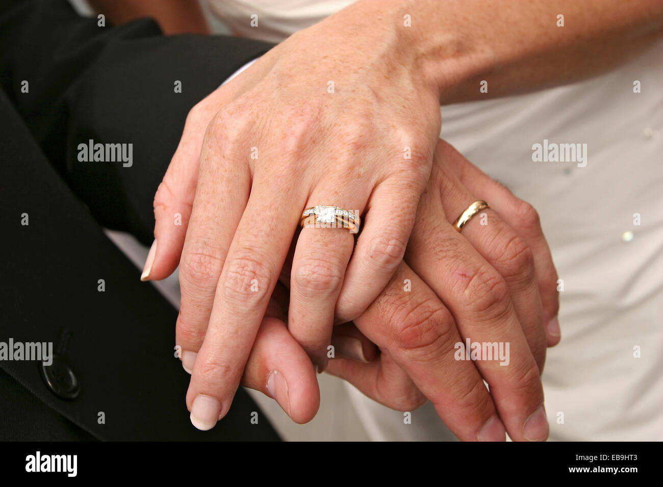 Manos con anillos de boda Foto de stock