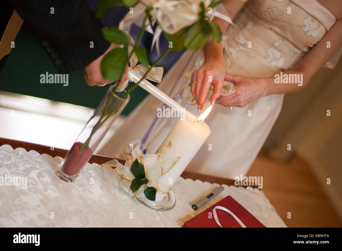 El novio y la Novia de velas de iluminación en una ceremonia de boda Foto de stock