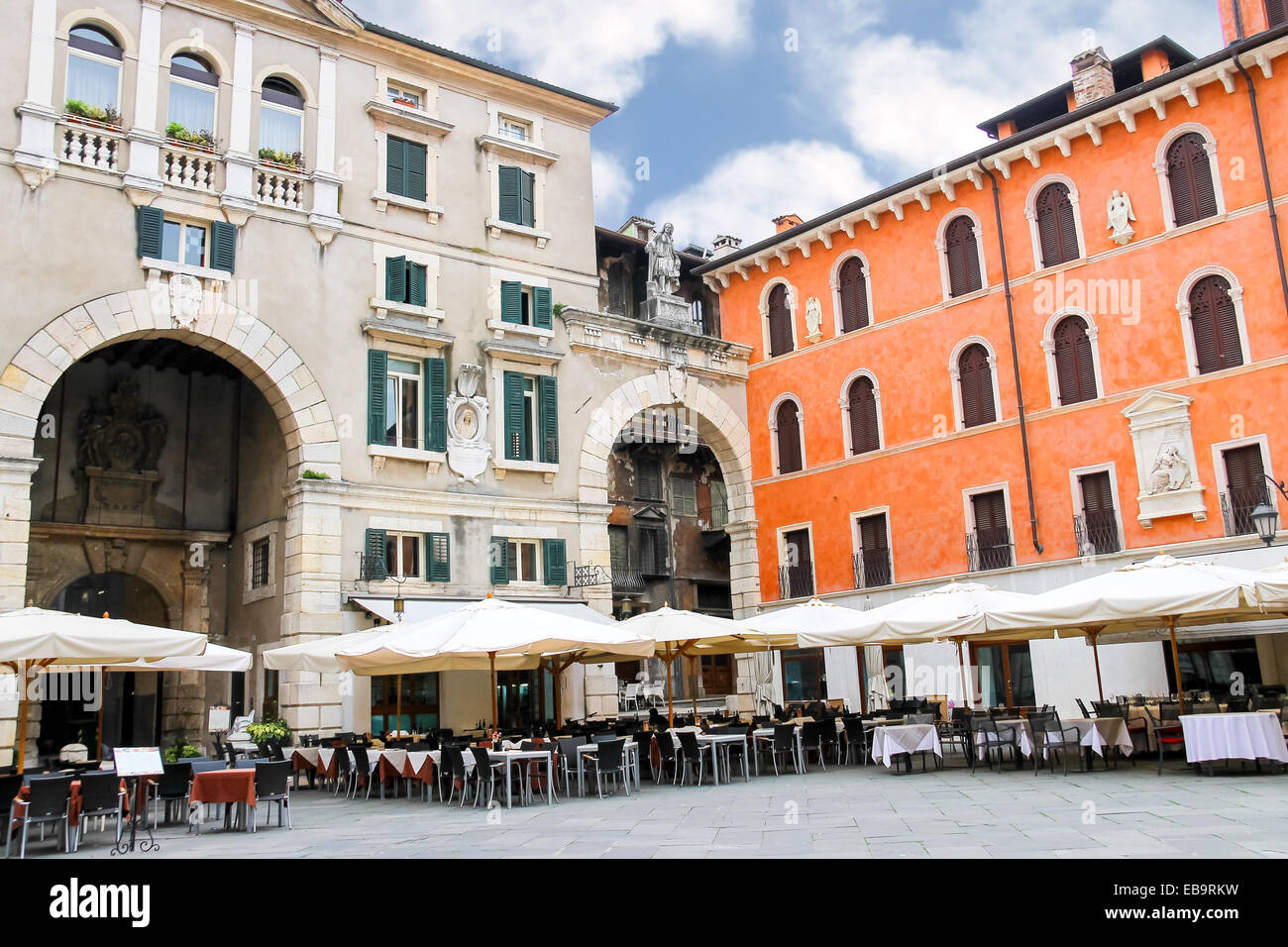 Mesas al aire libre en el restaurante Piazza della Signoria en Verona, Italia Foto de stock