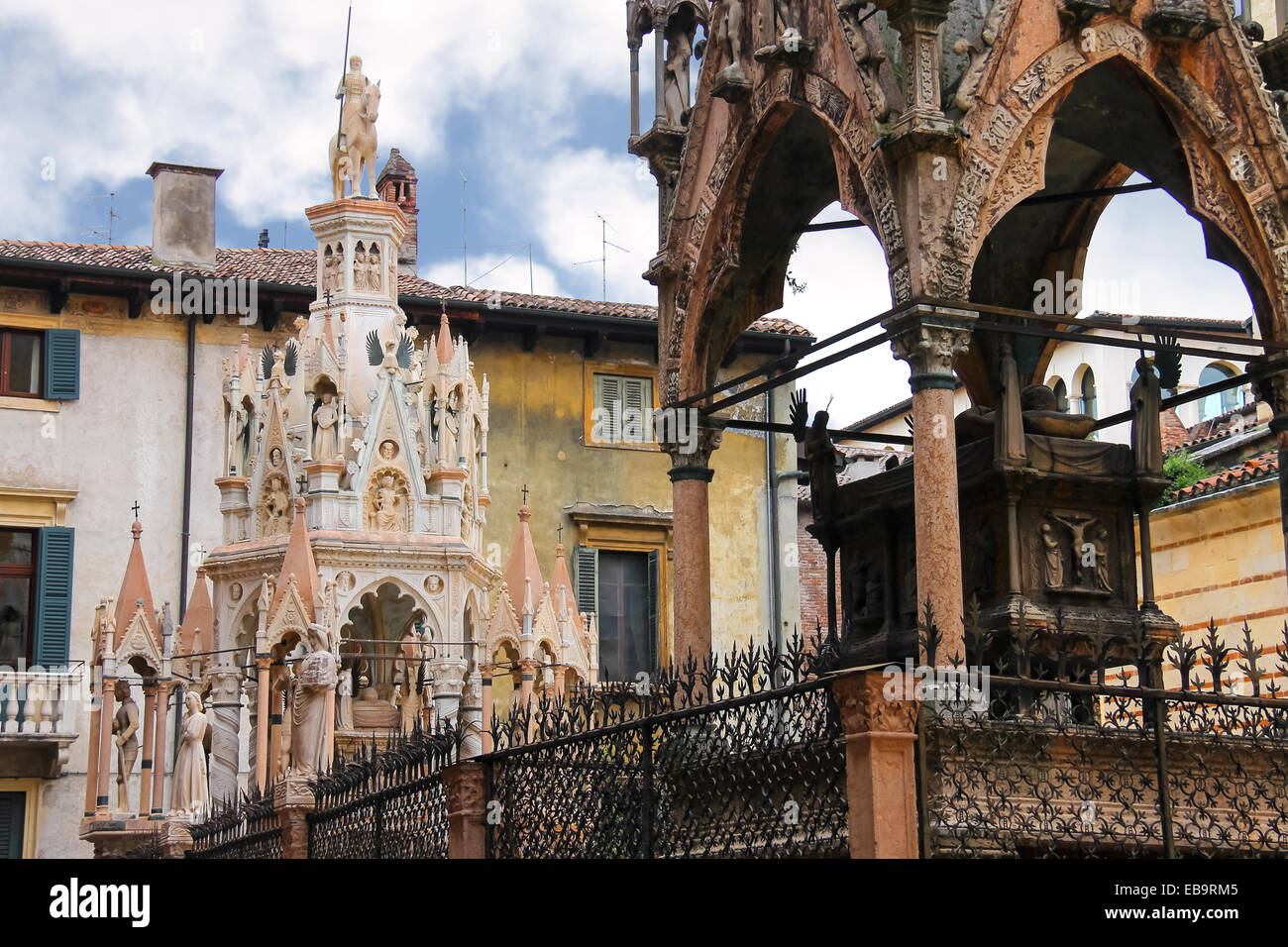Scaliger tumbas lápidas góticas de tres miembros del género Scaligero