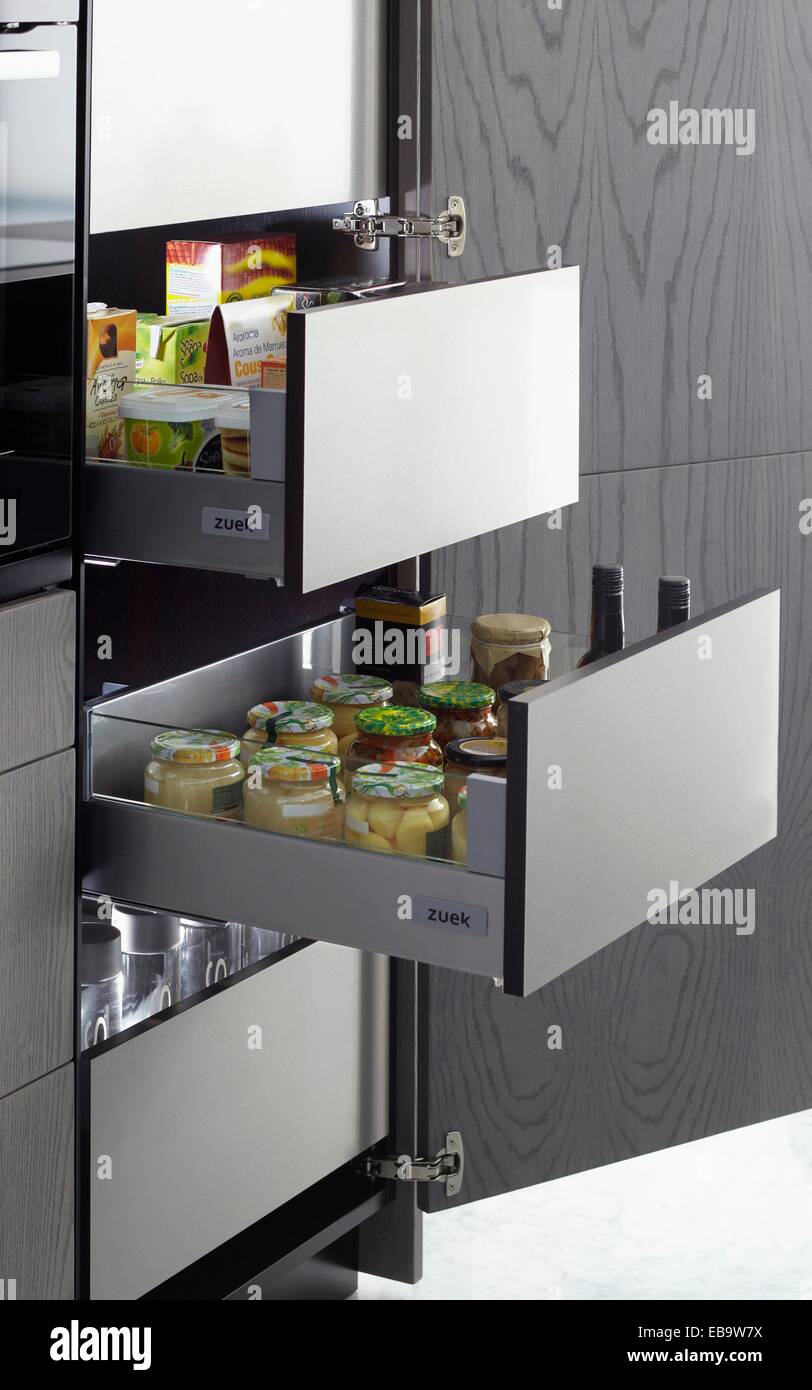 Cajones de almacenaje de alimentos la despensa exposición y venta de  muebles de cocina Fotografía de stock - Alamy