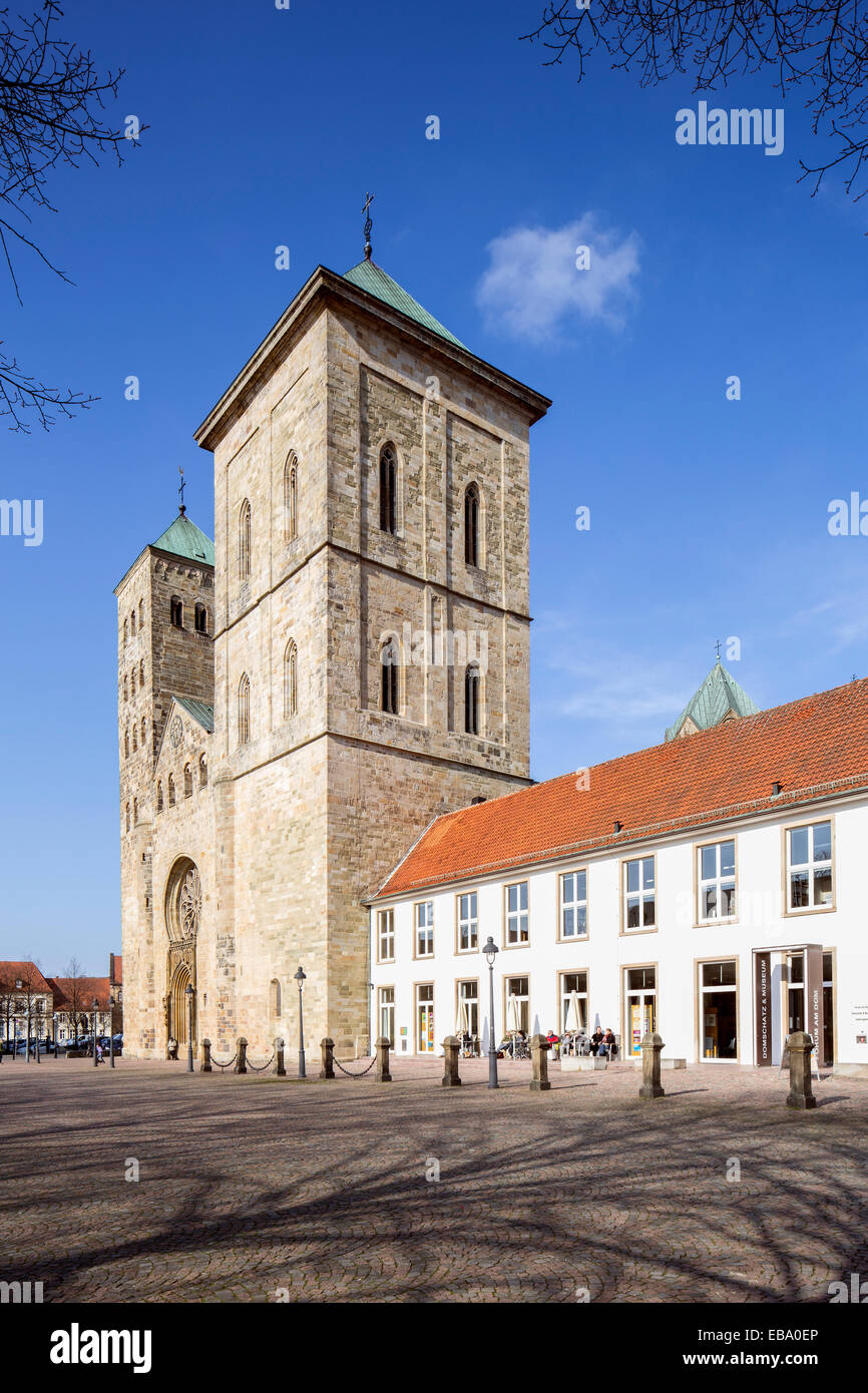 Catedral de San Pedro, la Iglesia Catedral de la diócesis de Osnabrück, Foro am Dom con catedral Domschatzkammer tesoro, Foto de stock