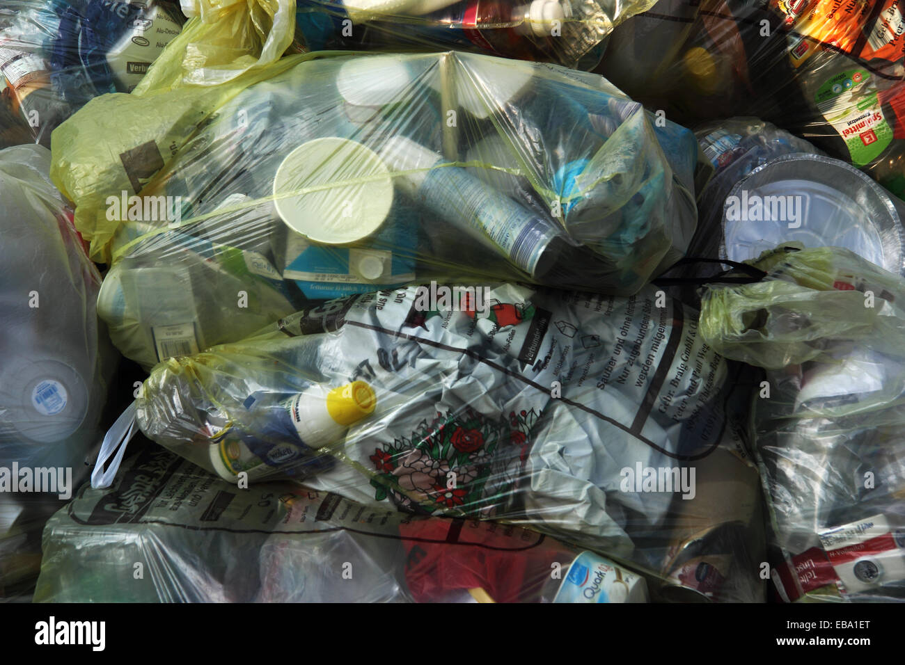 La acumulación de bolsas de basura, reciclaje, sacos, bolsas de color  amarillo, listo para ser recogido, Kiel-oppendorf, Schleswig-Holstein,  Alemania Fotografía de stock - Alamy