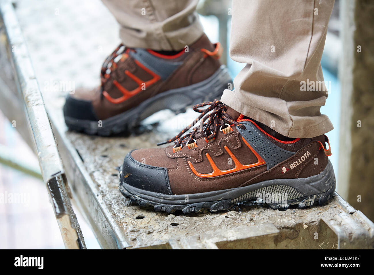 Calzado de seguridad. Las obras de construcción. Donostia. San Sebastián.  Gipuzkoa. Comunidad Autónoma del País Vasco. España Fotografía de stock -  Alamy