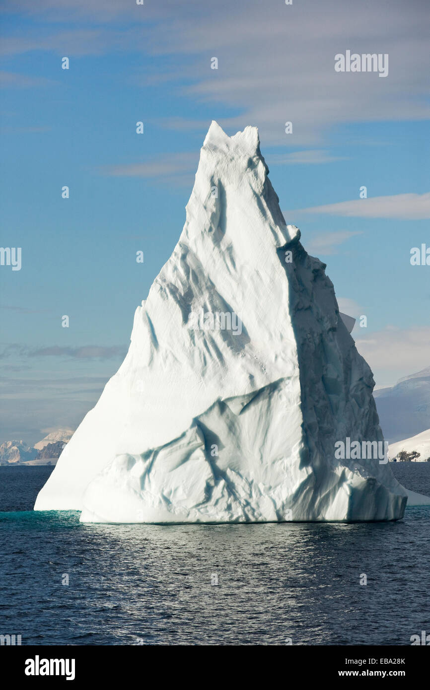 Iceberg a la luz de la mañana, en la Península Antártica, en la Antártida Foto de stock
