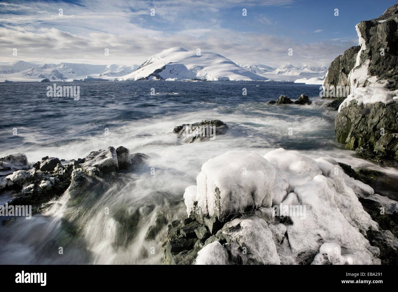 Las rocas congeladas, de la costa, en la Península Antártica, en la Antártida Foto de stock