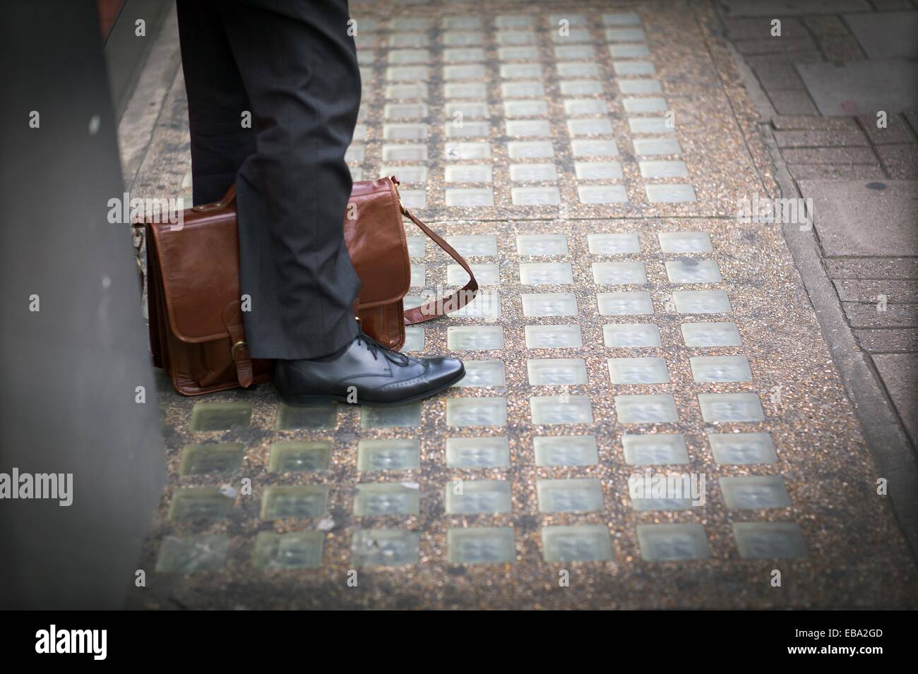 Piernas de hombre con portafolio en la calle esperando, imagen de hombre  esperando con portafolio entre las piernas, imagen Fotografía de stock -  Alamy
