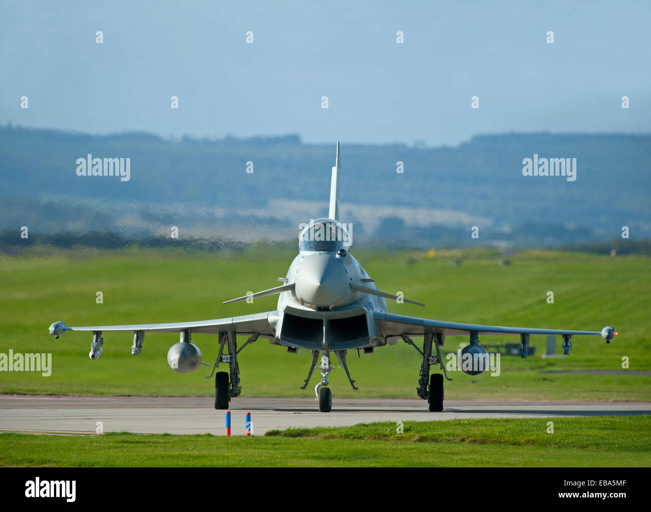 Eurofighter Typhoon FRG4 Fast jet de combate militar en la pista de rodaje en RAF Lossiemouth. Ocs 9244 Foto de stock