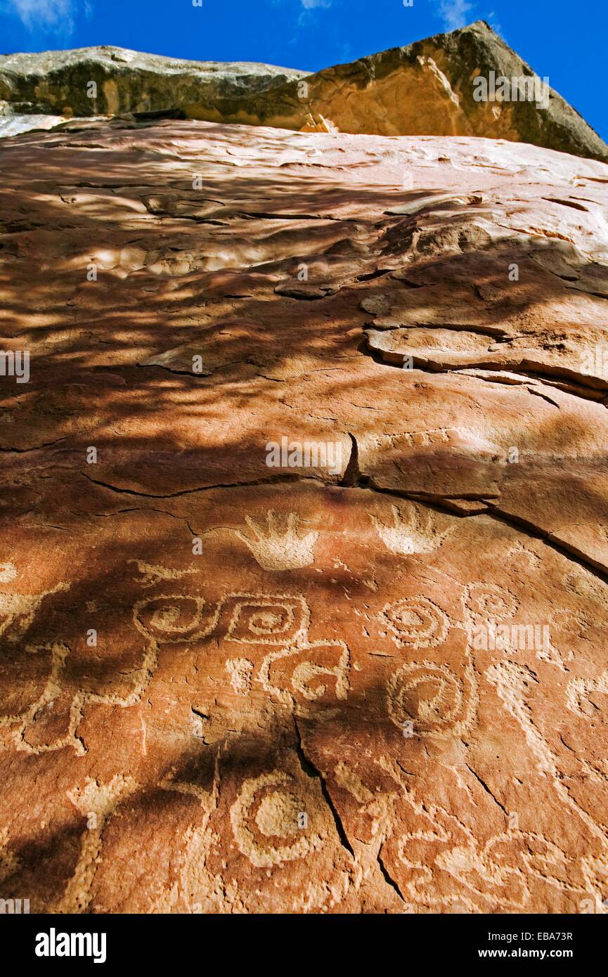 Los Anasazi petroglifos en el Parque Nacional Mesa Verde, Colorado, Estados Unidos. Foto de stock