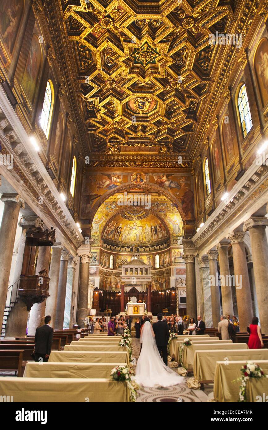 Boda en la iglesia de Santa Maria en Trastevere Roma Lazio Italia Fotografía de stock - Alamy Boda en la iglesia de Santa Maria en Trastevere Roma Lazio Italia Fotografía de stock - Alamy