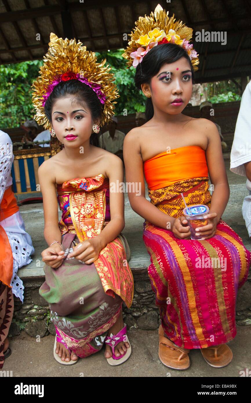 Los niños vestidos para una boda. Procesión religiosa, Ubud, Bali,  Indonesia. Sudeste Asiático, Asia Fotografía de stock - Alamy