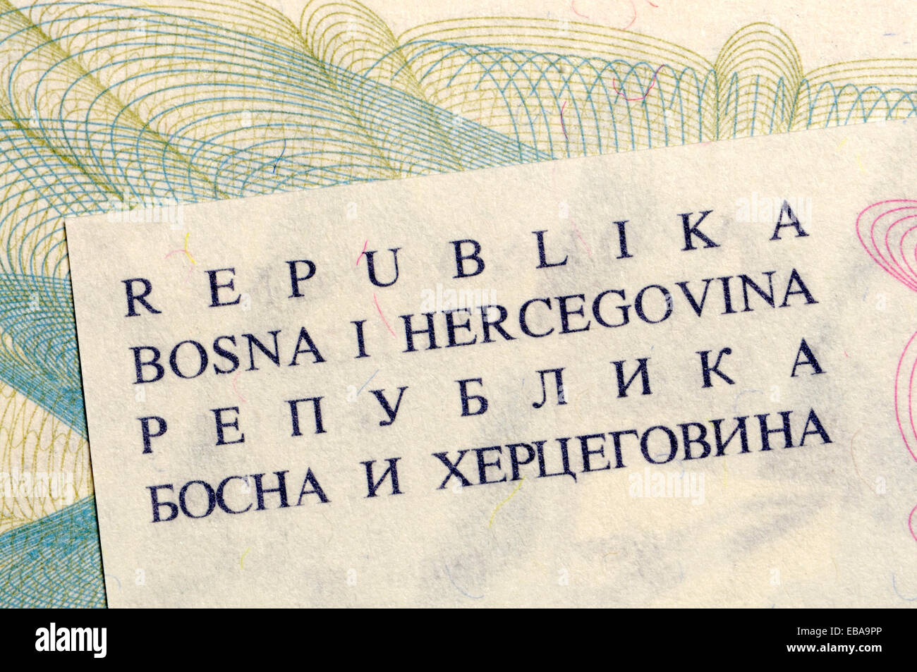 Detalle de una muestra de billetes de Bosnia República de Bosnia y Herzegovina en latín y en alfabeto cirílico Foto de stock