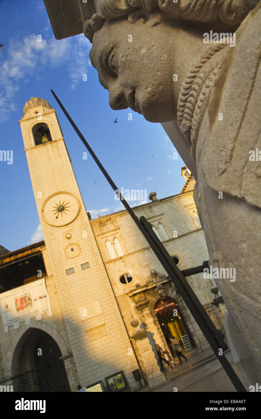 La columna de Orlando y campanario Gradski Zvonik Luza plaza Stradun Dubrovnik, Croacia, Costa de Dalmacia. Foto de stock