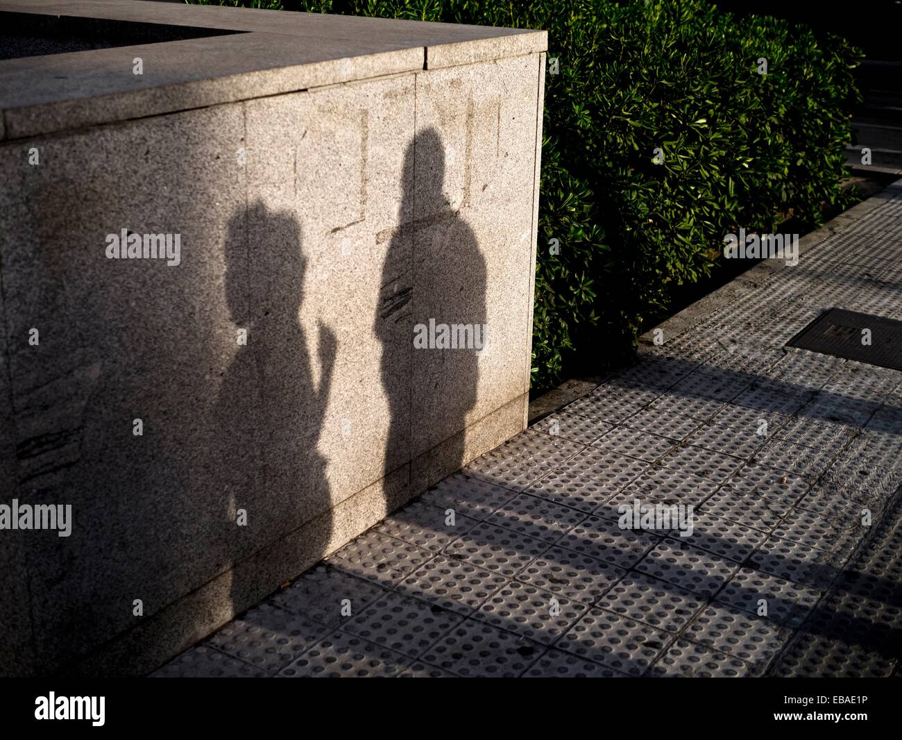 Sombra De Dos Personas Hablando Fotografías E Imágenes De Alta Resolución Alamy 6871