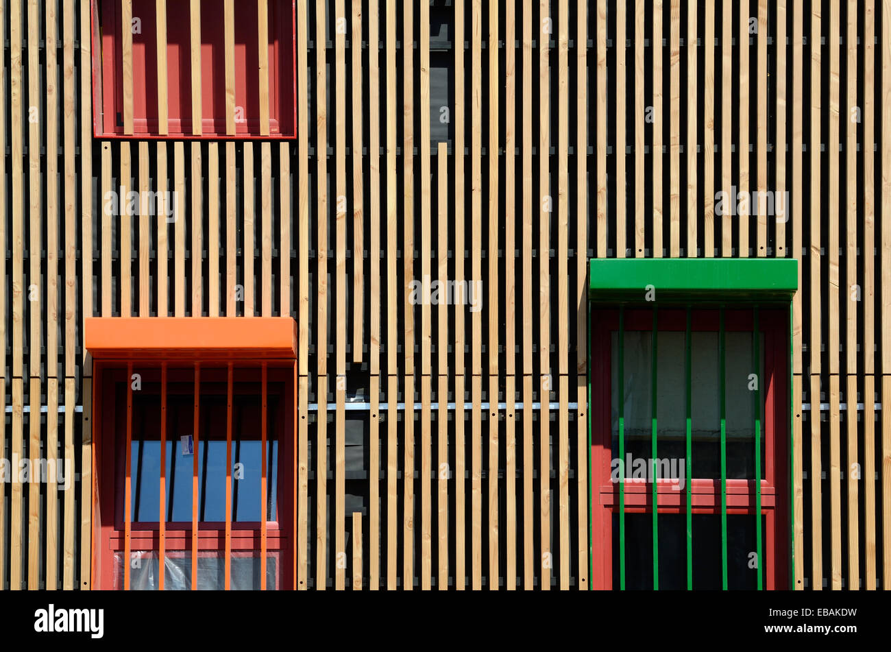 Montantes de madera o madera de construcción Timber-Frame y Windows Foto de stock