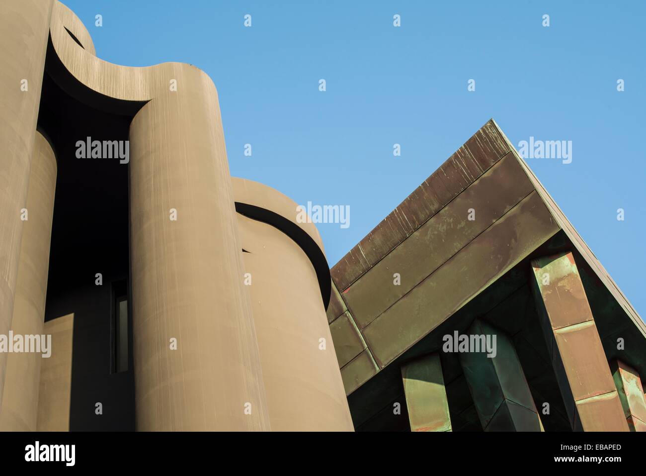 Los prismáticos edificio, originalmente el Edificio Chiat/Day, Venecia,  ahora ocupados por Google, Los Ángeles, California, Estados Unidos  Fotografía de stock - Alamy