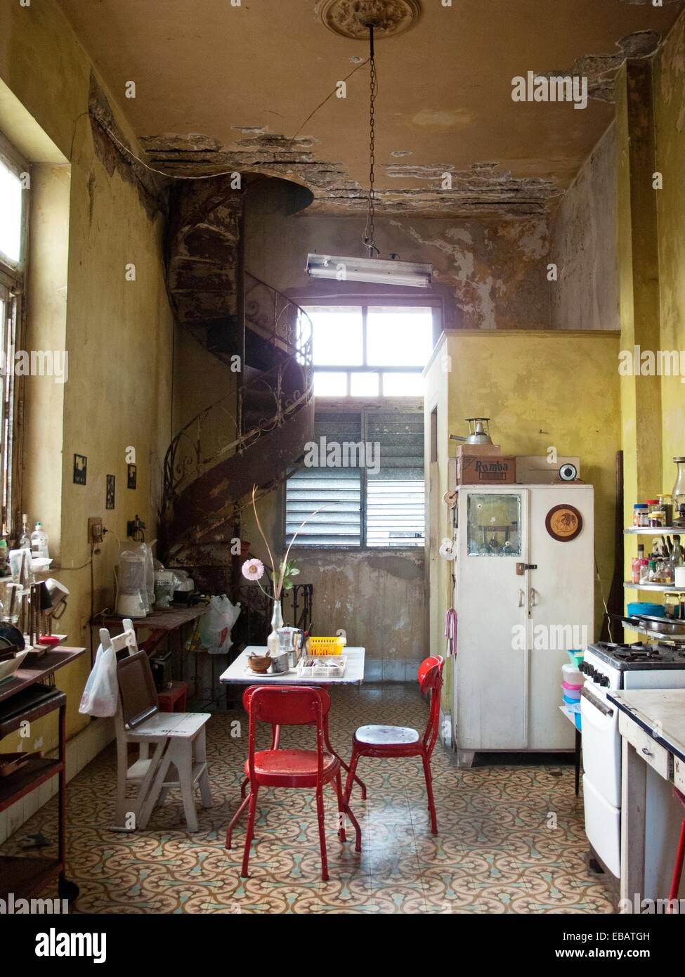 https://c8.alamy.com/compes/ebatgh/cocina-antigua-en-la-historica-mansion-en-la-habana-ebatgh.jpg