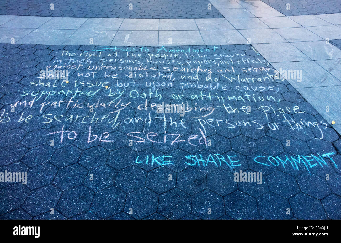 Las palabras de la Cuarta Enmienda a la Constitución de los Estados Unidos escrita en tiza en Washington Square Park en NYC Foto de stock