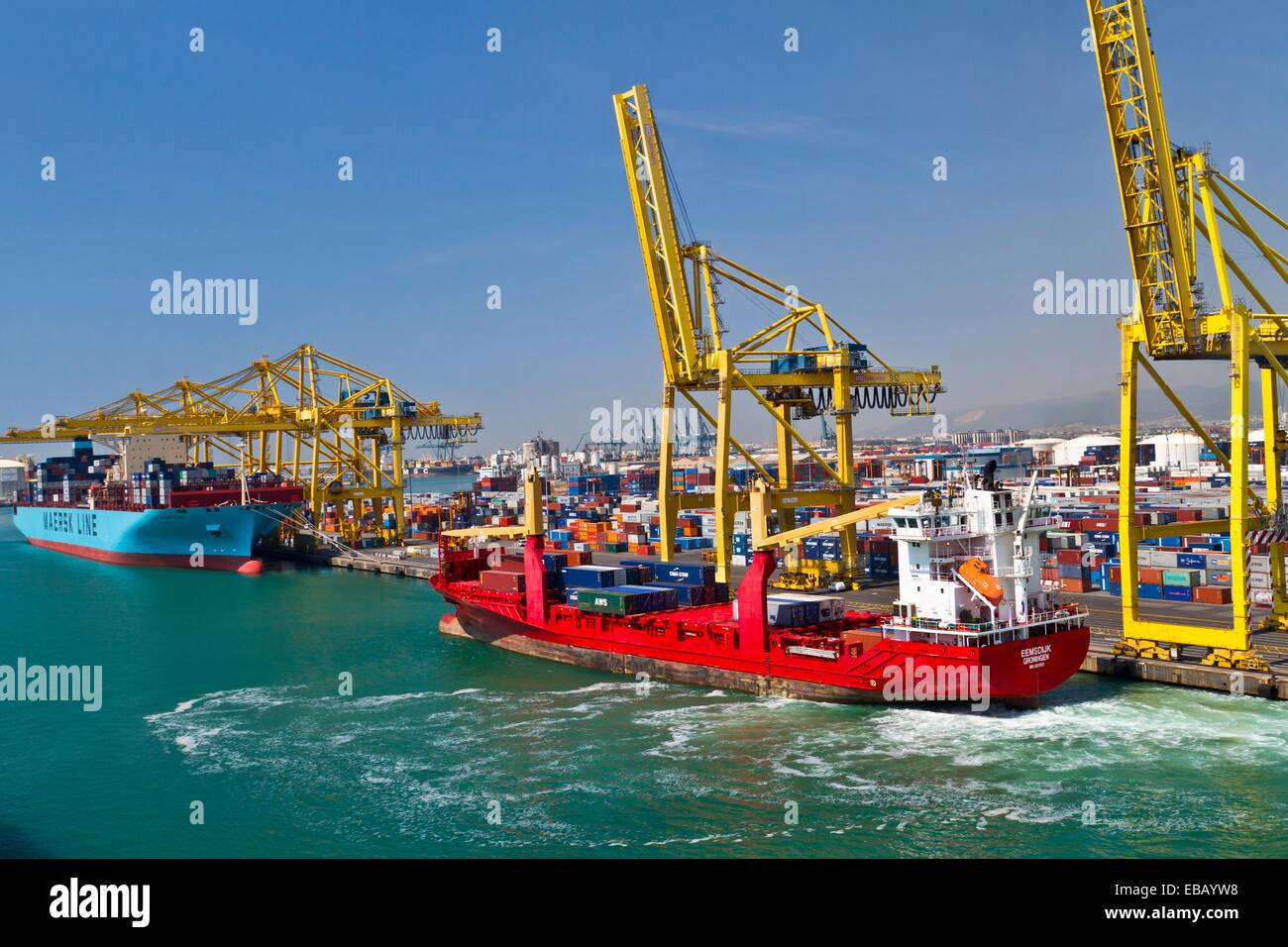 Carga y descarga de los buques de carga en el puerto de Barcelona
