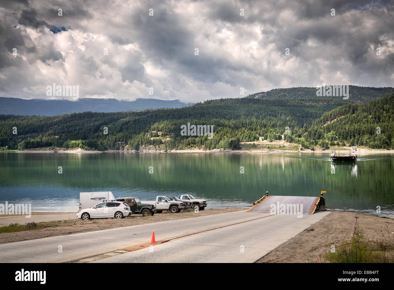 Travesía en ferry al Needles-Fauquier en la flecha superior Lake, British Columbia, Canadá, América del Norte. Foto de stock