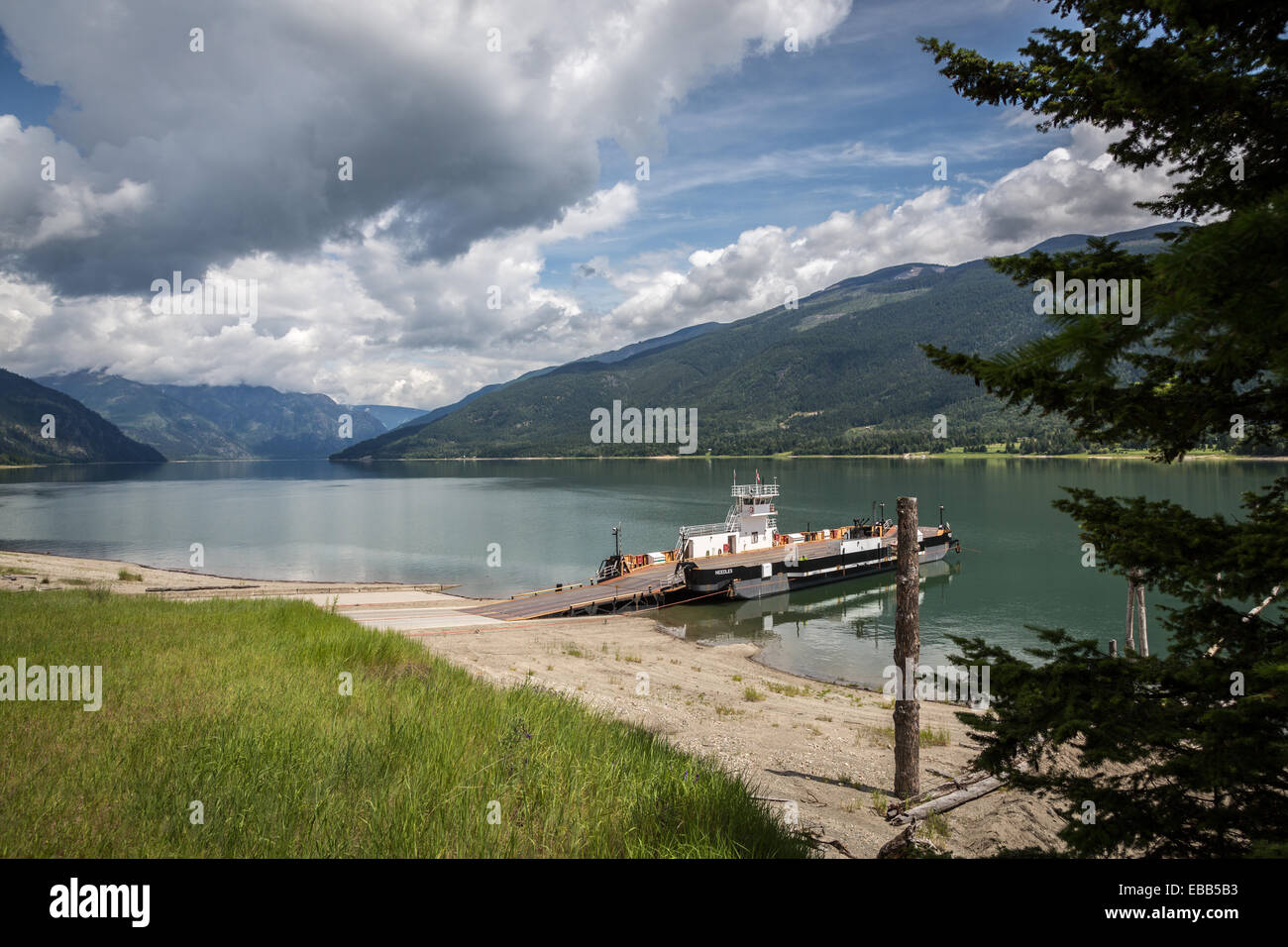 Travesía en ferry al Needles-Fauquier en la flecha superior Lake, British Columbia, Canadá, América del Norte. Foto de stock