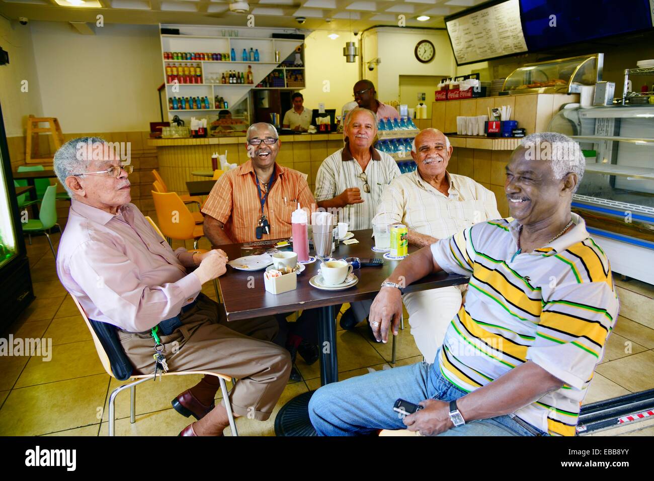 Los residentes locales en la Cafetería Willemstad, Curazao isla del Caribe Holandés Países Bajos Foto de stock