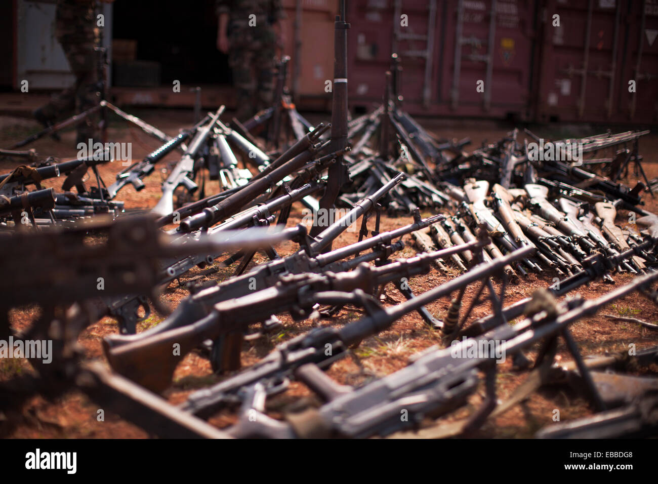 Las armas confiscadas por las fuerzas francesas en base Mpoko almacenados en Bangui, República Centroafricana Foto de stock
