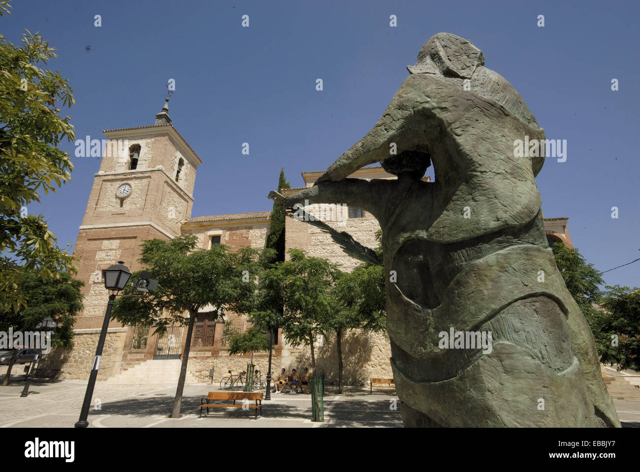 La escultura y la Iglesia de los Santos Niños Justo y Pastor, ciudad