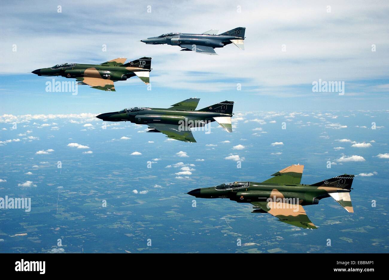 aviones de combate en formación