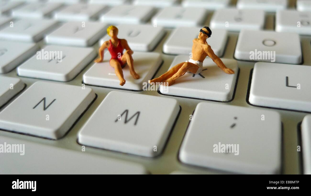 Symbolphoto de pequeñas figuras en el teclado Fotografía de stock - Alamy