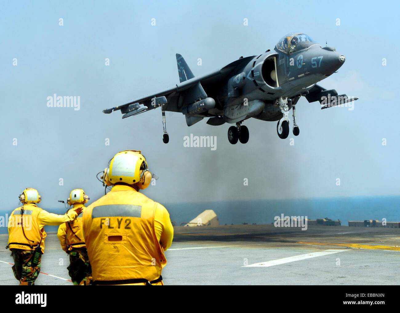 Golfo de Tailandia (Feb. 13, 2011) la aviación boatswain's mates mira como un AV-8B Harrier jet tierras a bordo del desplegadas Foto de stock