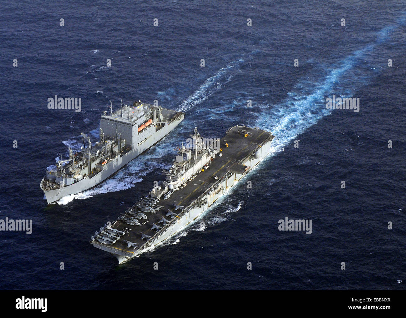 Mar Rojo (Feb. 16, 2011) el buque de asalto anfibio USS Kearsarge (LHD 3), a la derecha, saca junto con el comando de Transporte Marítimo Militar Foto de stock