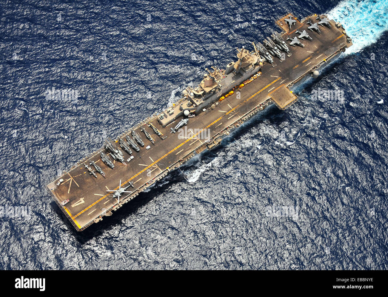 Golfo de Adén (20 de junio de 2011) el buque de asalto anfibio USS Boxer (LHD 4) transita por el Golfo de Adén, en preparación para un Foto de stock
