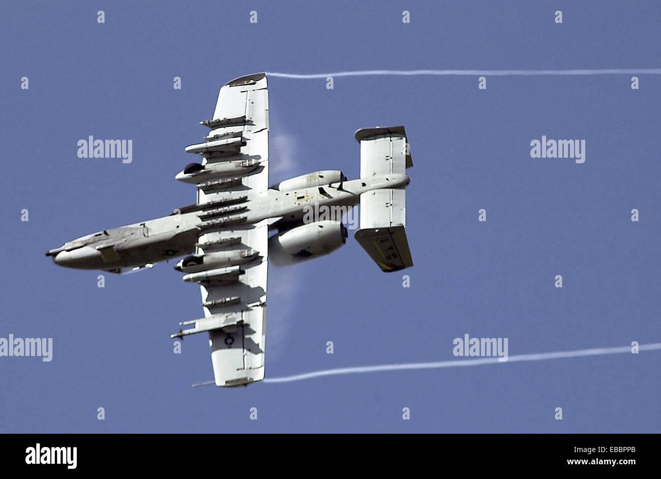 ROYAL AIR FORCE MIDENHALL, Inglaterra - un A-10 Thunderbolt II rollos para  marcar un objetivo con simulada de fósforo blanco M-156 Fotografía de stock  - Alamy