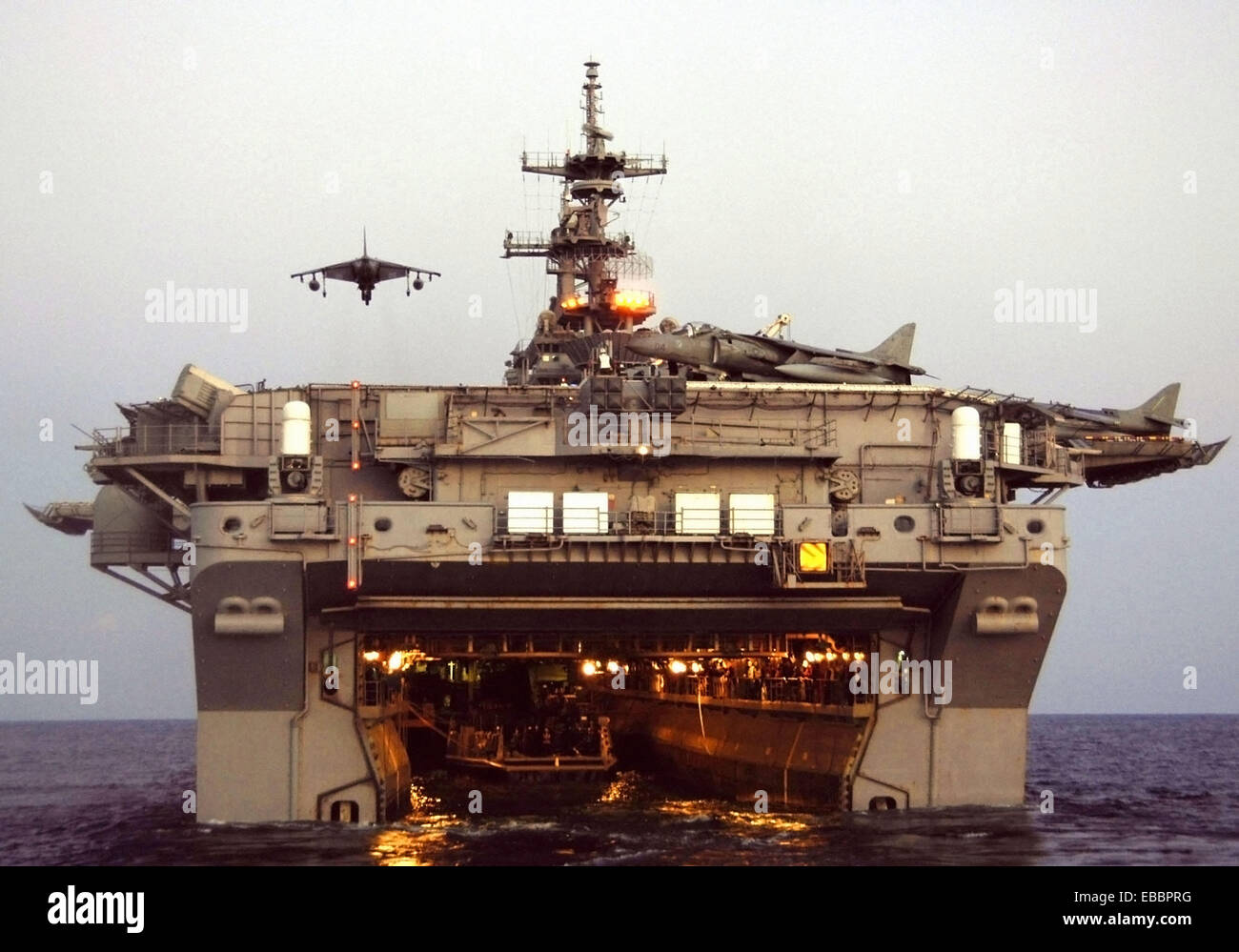USS ESSEX (LHD 2), en el mar - Un AV-8B Harrier realiza un aterrizaje vertical sobre el USS Essex (LHD 2) Cubierta de vuelo el 5 de febrero. Essex es el Foto de stock