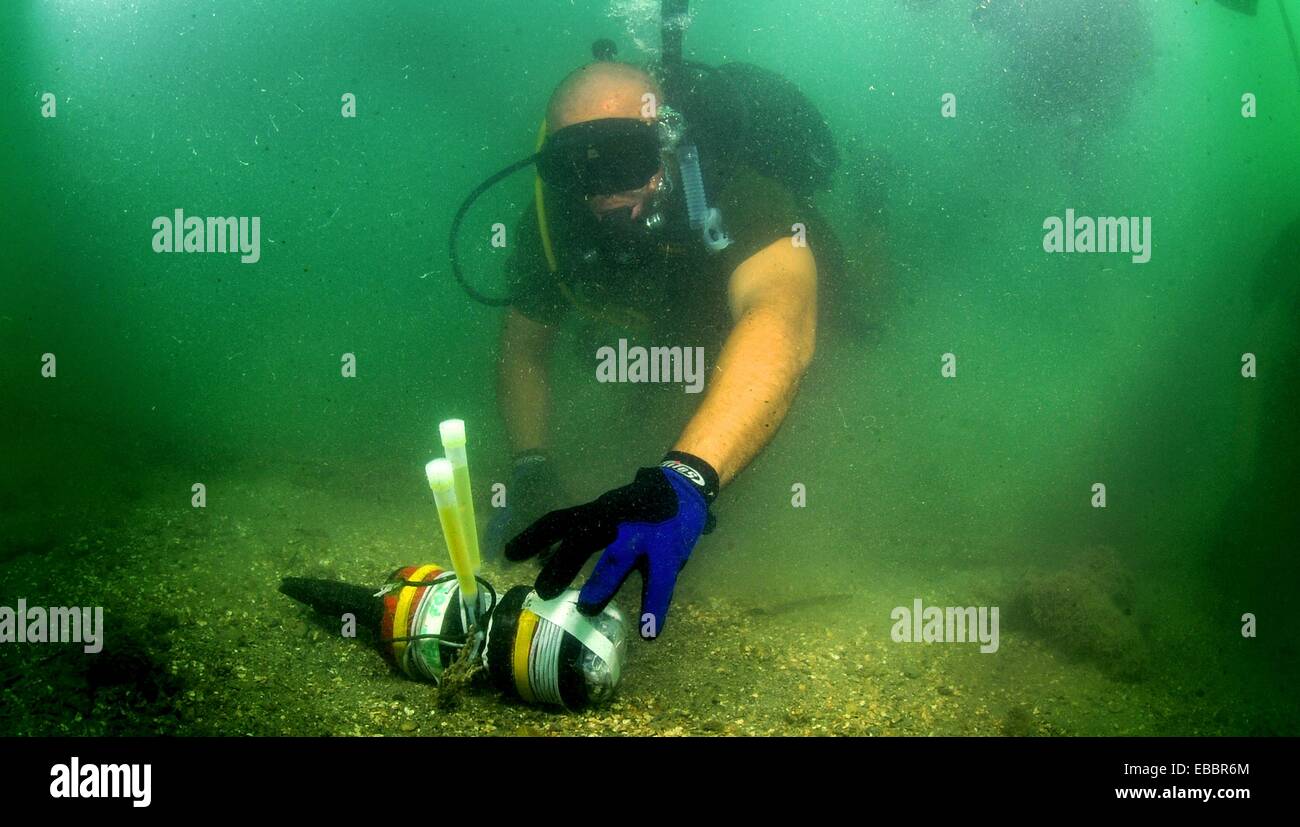 PORT ROYAL, Jamaica, 28 de julio de 2011 Cuerpo Marinero Omar Albury encuentra una mina formación inerte en el suelo marino utilizando un círculo Foto de stock
