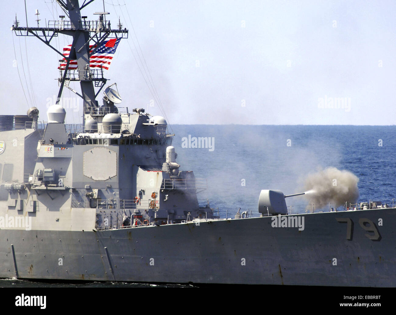 Océano Atlántico (Abril 6, 2007) --la clase Arleigh Burke destructor de misiles guiados USS Oscar Austin (DDG 79) dispara su pistola de 5 pulgadas Foto de stock