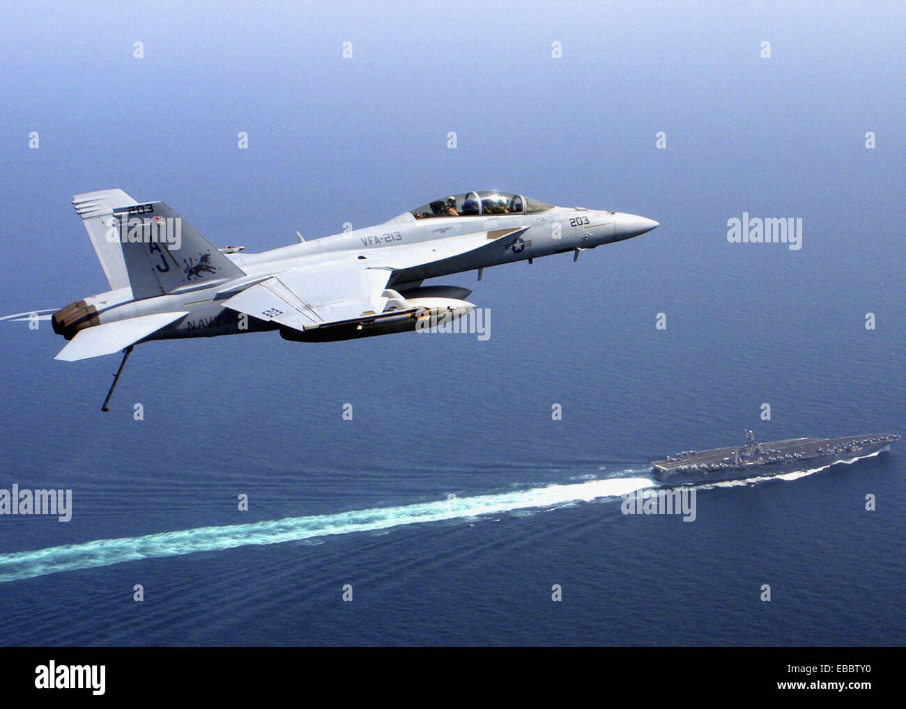 Golfo de Omán (Nov. 1, 2008) Un F/A18 Super Hornet, asignado a la 'Blacklions' de Strike Fighter Squadron (VFA) 213, las moscas Foto de stock