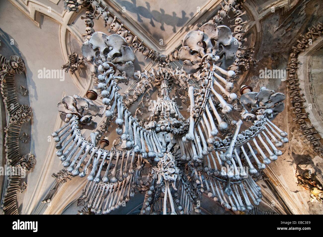 La extraña Iglesia de hueso en Kutná Hora cerca de Praga, República Checa,  donde todo está hecho de huesos humanos Fotografía de stock - Alamy