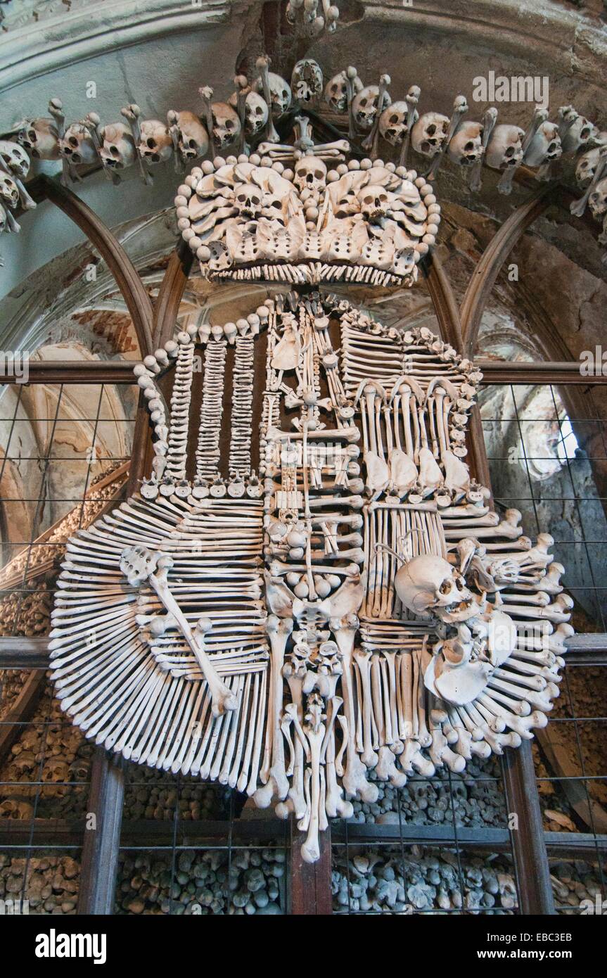 La extraña Iglesia de hueso en Kutná Hora, cerca de la ciudad de Praga,  República Checa, donde todo está hecho de huesos humanos Fotografía de  stock - Alamy
