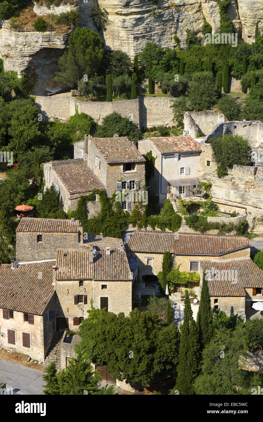 Descripción general de Gordes village, etiquetado de los pueblos más bellos de Francia, departamento de Vaucluse, Provence-Alpes-Côte d'Azur Foto de stock