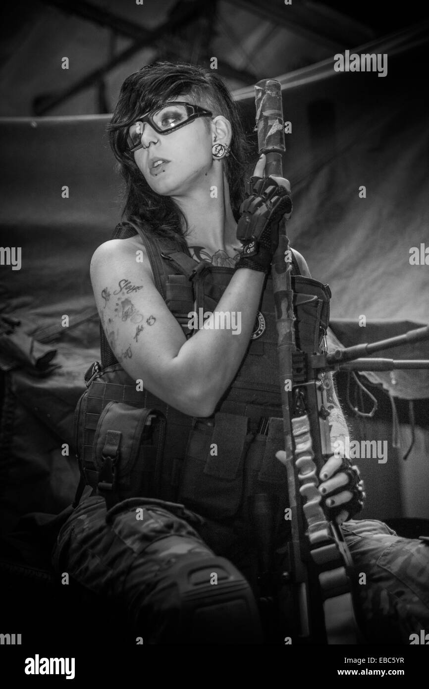 Mujer de época, traje militar del ejército de la policía militar con arma  en el avivamiento de Goodwood Fotografía de stock - Alamy