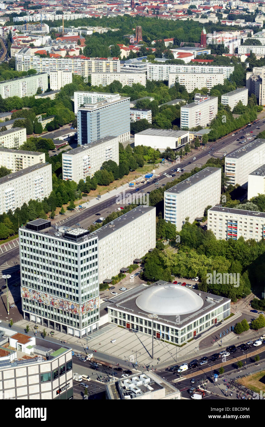 Alemania Berlín Haus des Lehrers edificio Berliner Congress Center BCC vista desde la torre de televisión Fernsehturm. Foto de stock