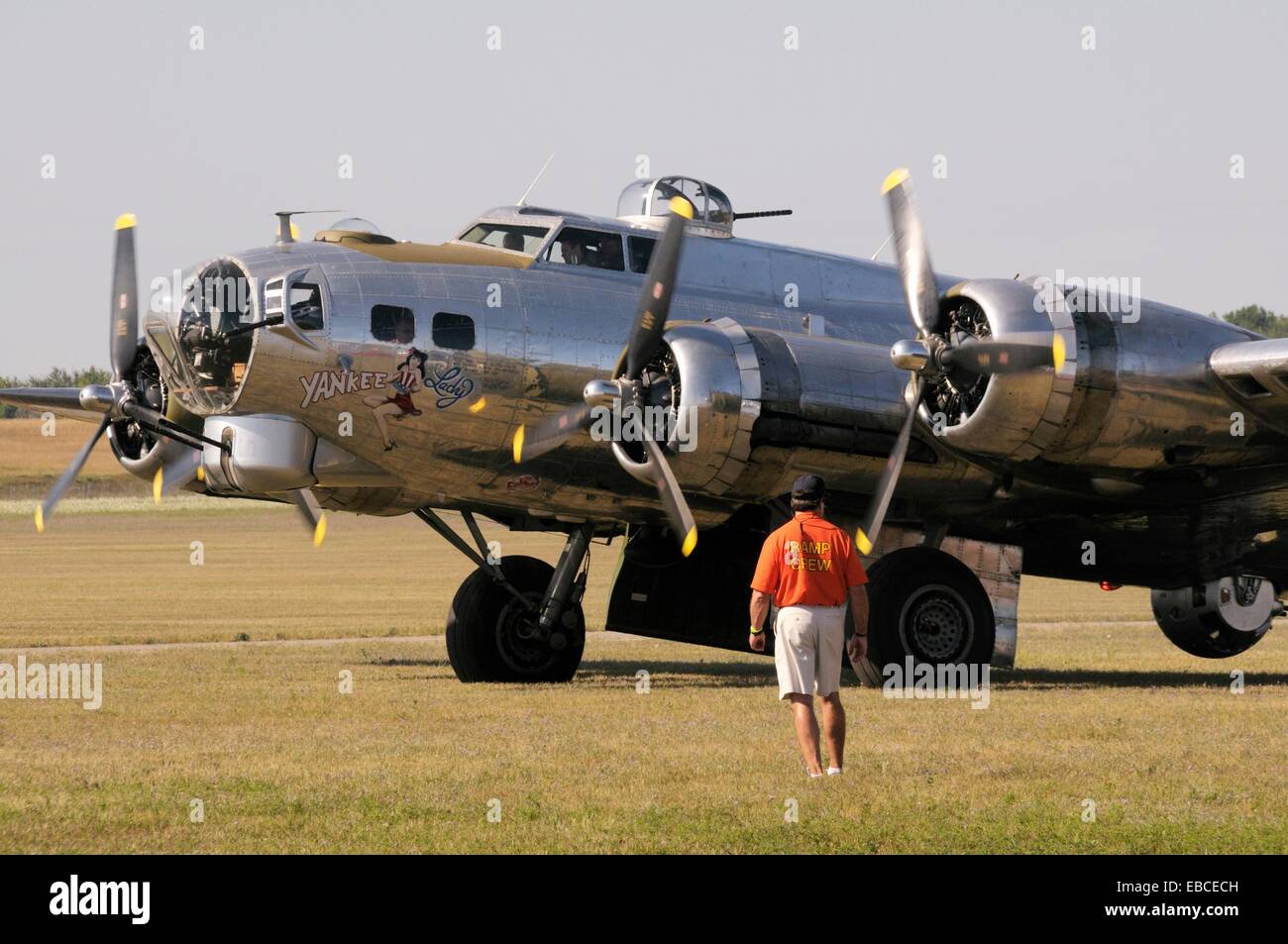 El Boeing B17 Flying Fortress 'Yankee Lady' se prepara para despegar en