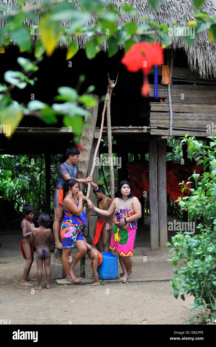 Familia De Embera Comunidad Nativa Viviendo Por El R O Chagres En El Parque Nacional Chagres