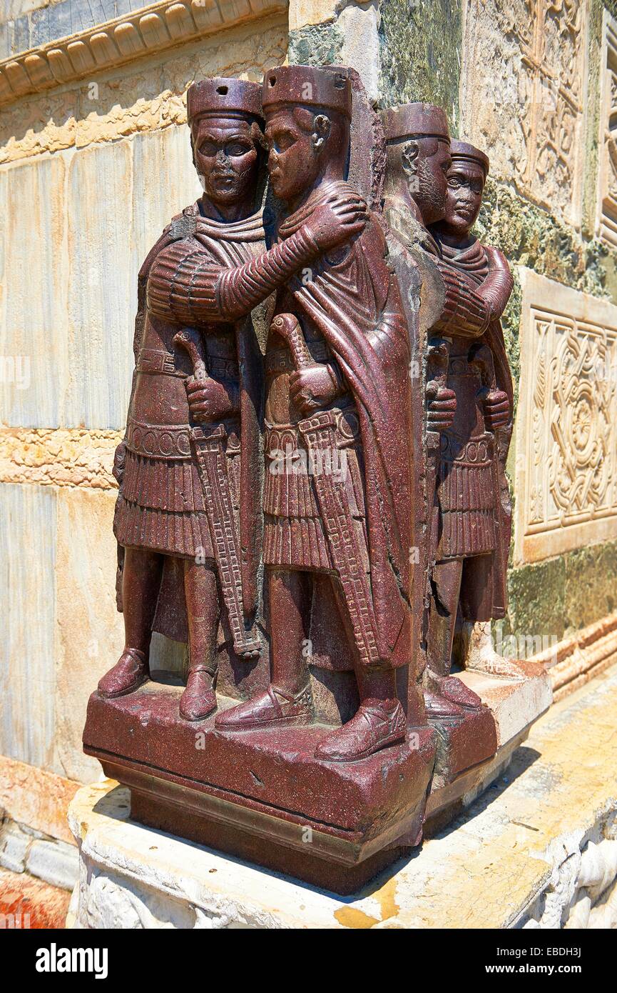 Las estatuas Tetrach mostrando el emperador Diocleciano y sus compañeros emperador Maximiano embrassing en amistad esculpidas en primer plano Foto de stock