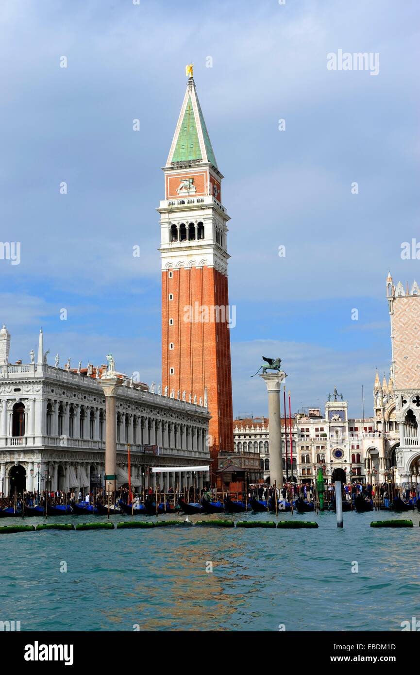 El Campanile de San Marcos la plaza de Venecia, Italia, Europa Foto de stock