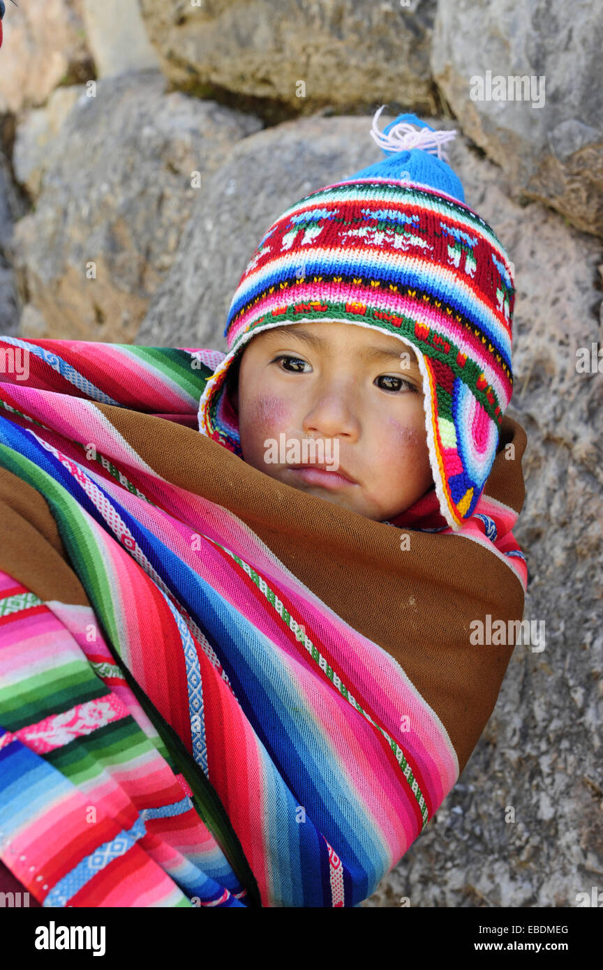 Retrato de niño en ropa tradicional de Sacsayhuaman cerca de Cusco, Perú, América del Sur. Foto de stock