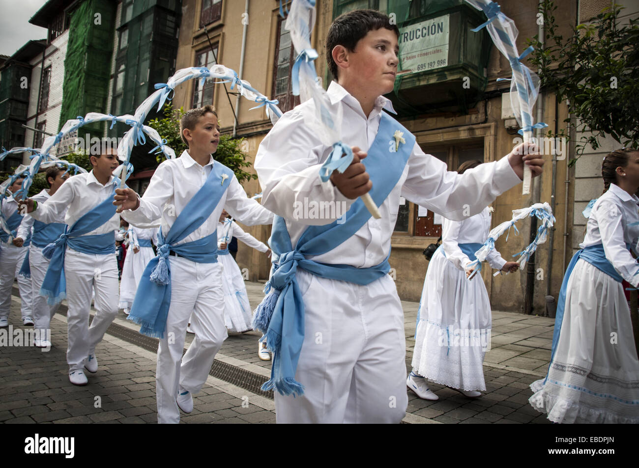 Niños bailan la danza de los arcos durante el desfile de la celebración de  la Guía de Llanes. Asturias. España. Keywords Fotografía de stock - Alamy